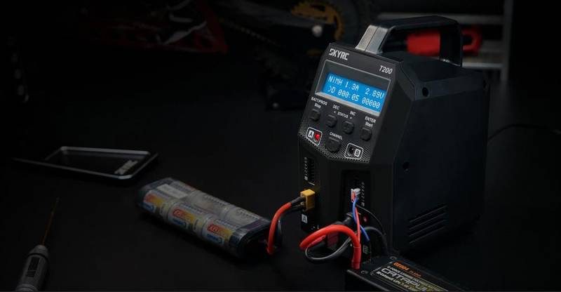 SkyRC T200 12/220V 2x100W Computerlader